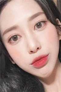 拿着扫帚的少女